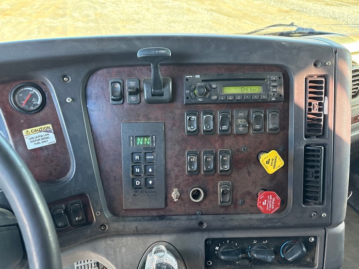 2010-freightliner-m2-106-image-7