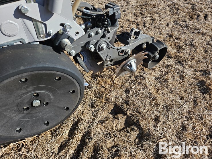 2023-harvest-international-24r30-high-speed-precision-ccs-planter-image-18