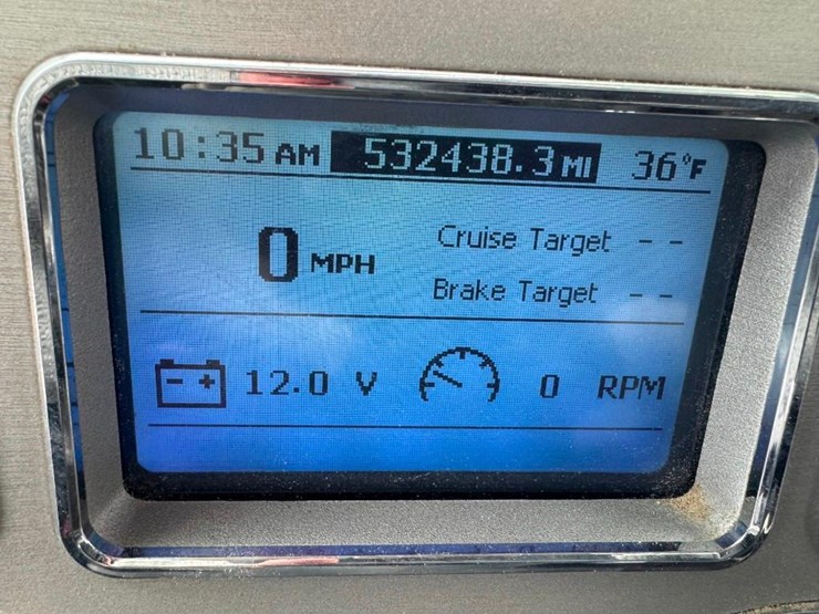 2018-mack-cxu613-day-cab-image-25