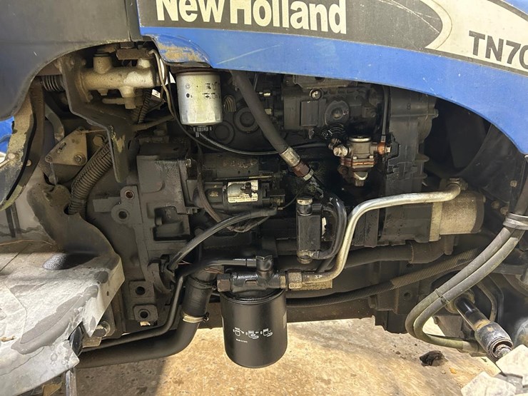 new-holland-tn70-image-12