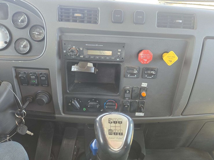 2013-peterbilt-337-image-18