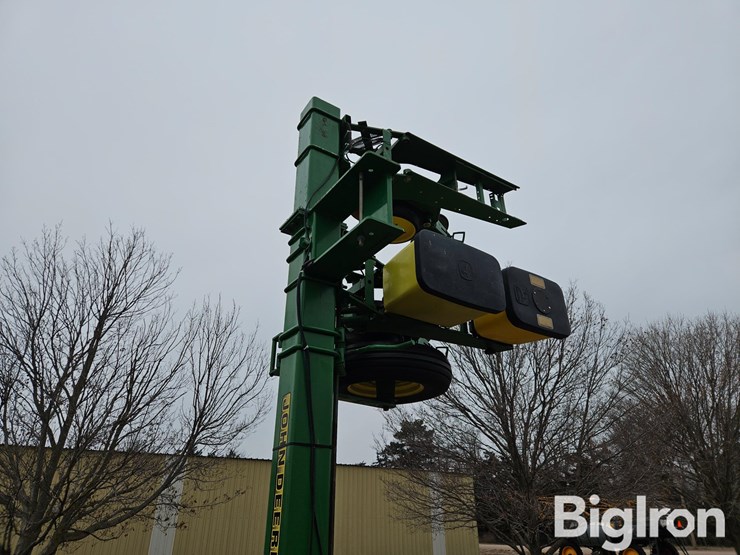 john-deere-3-pt-4/6-row-male-corn-planter-image-12