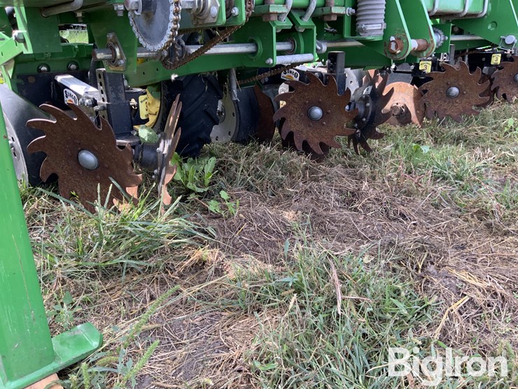 2015-john-deere-1725-image-14