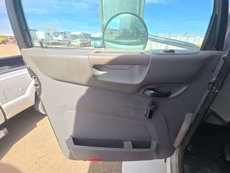 2013-peterbilt-337-image-11