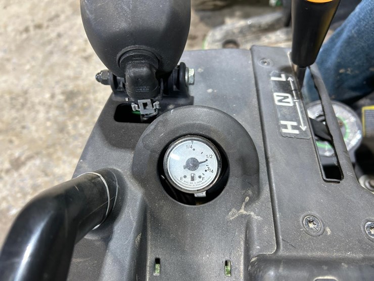 2025-deere-210le-image-32