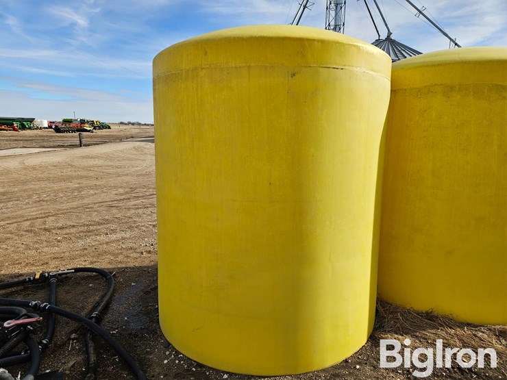 3000-gallon-vertical-poly-holding-tank-image-3