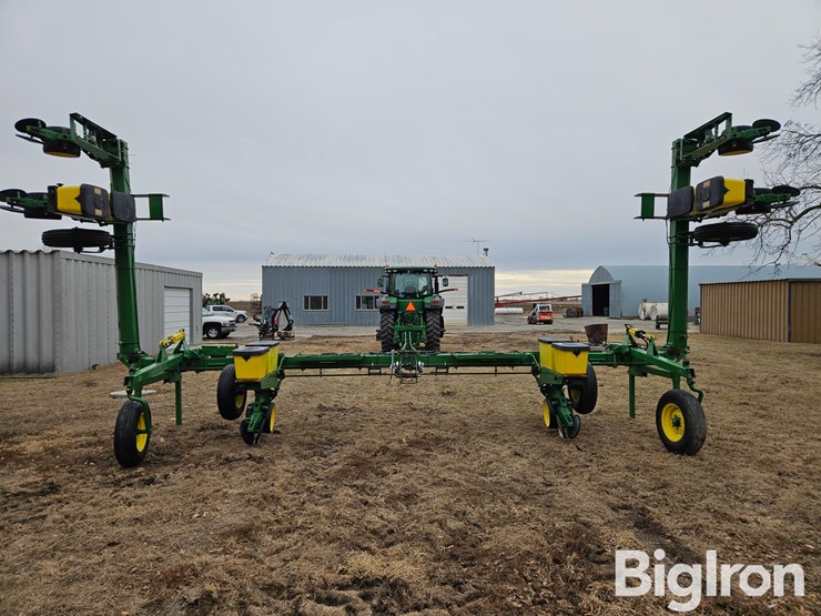john-deere-3-pt-4/6-row-male-corn-planter-image-6