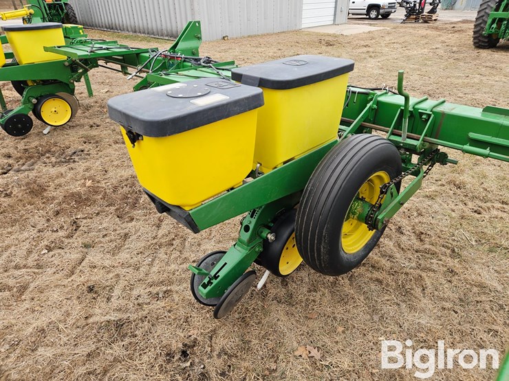 john-deere-3-pt-4/6-row-male-corn-planter-image-16