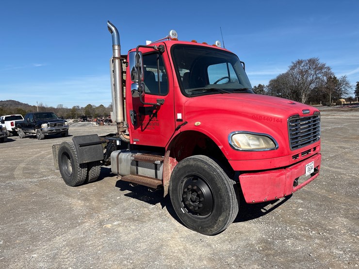 2006-freightliner-m2-106-image-5