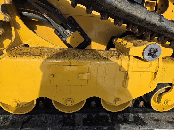 2021-caterpillar-299d3-image-53