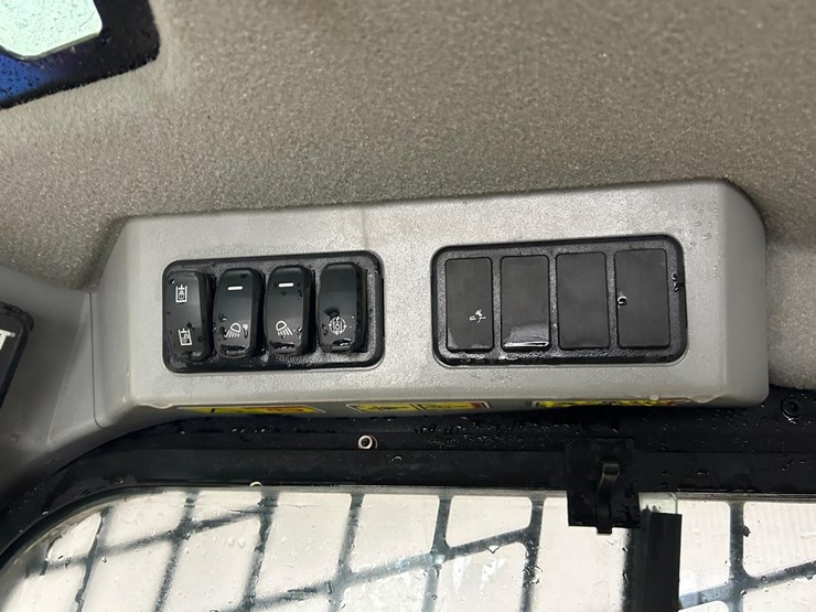 2020-caterpillar-259d3-image-54