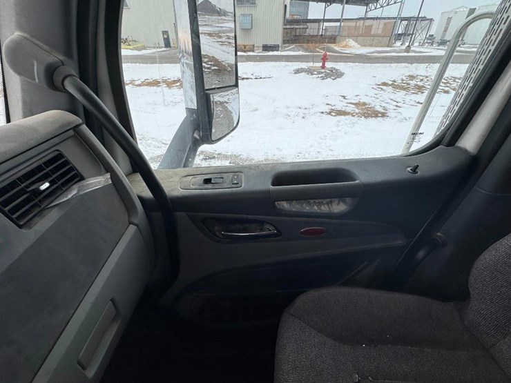 2017-peterbilt-567-image-15