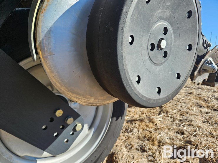 2023-harvest-international-24r30-high-speed-precision-ccs-planter-image-16