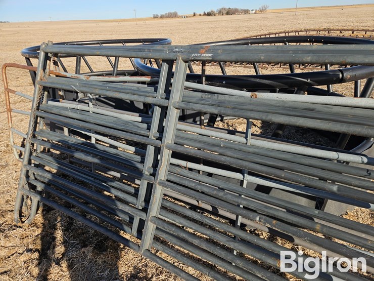 round-bale-feeders-&-livestock-panels-image-15