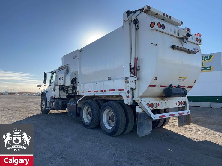 2016-freightliner-m2-106-image-3