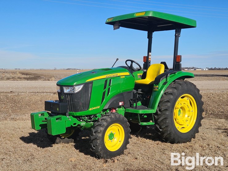2015-john-deere-4044m-image-1
