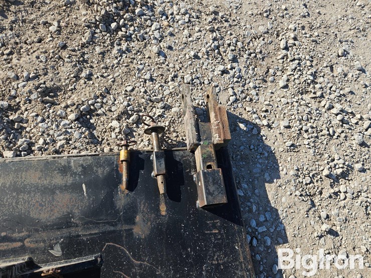 skid-steer-receiver-hitch-plate-w/accessories-image-10