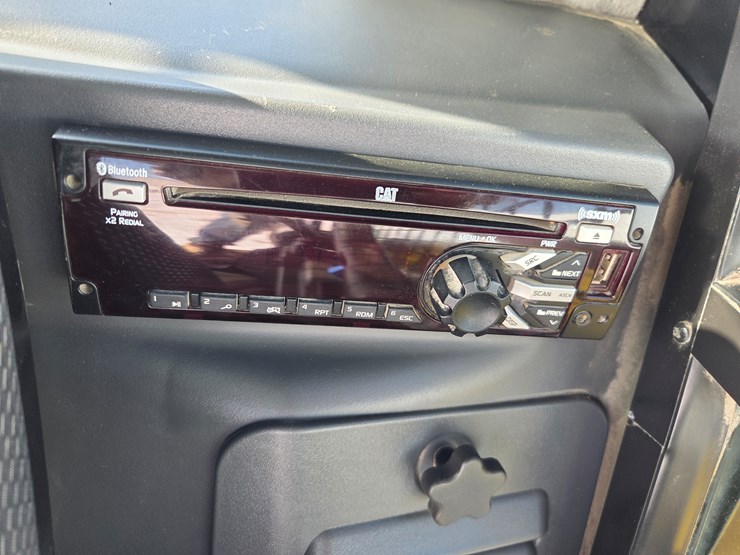 2021-caterpillar-299d3-image-43