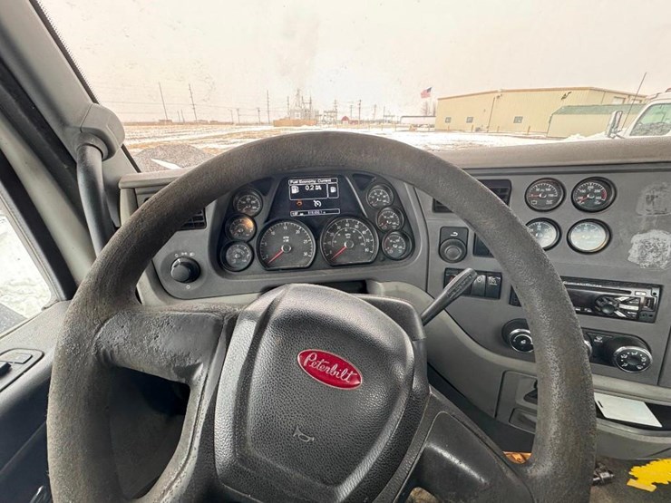2017-peterbilt-567-image-13
