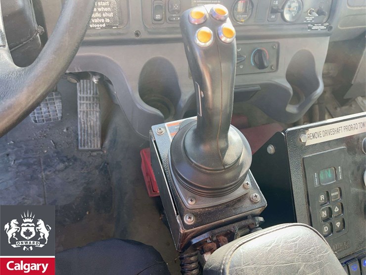 2016-freightliner-m2-106-image-17