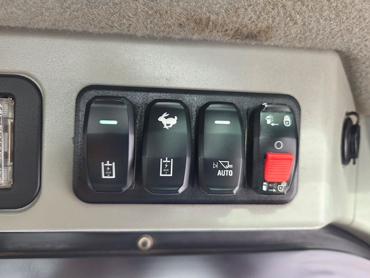 2021-caterpillar-299d3-image-44