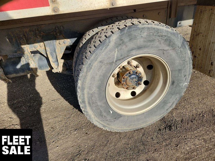 2012-freightliner-m2-106-image-26