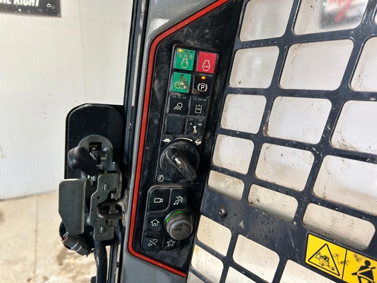 2021-bobcat-t64-image-21