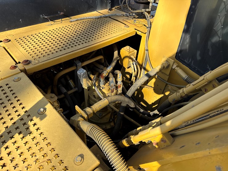 caterpillar-322-image-40