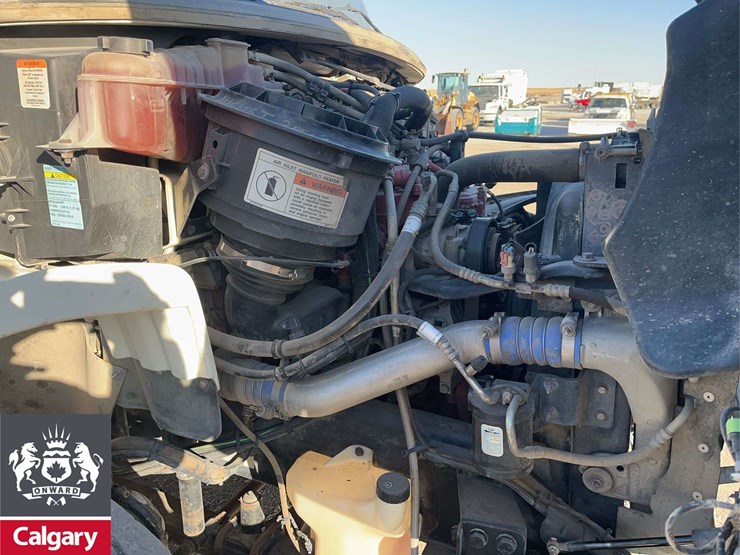 2016-freightliner-m2-106-image-22