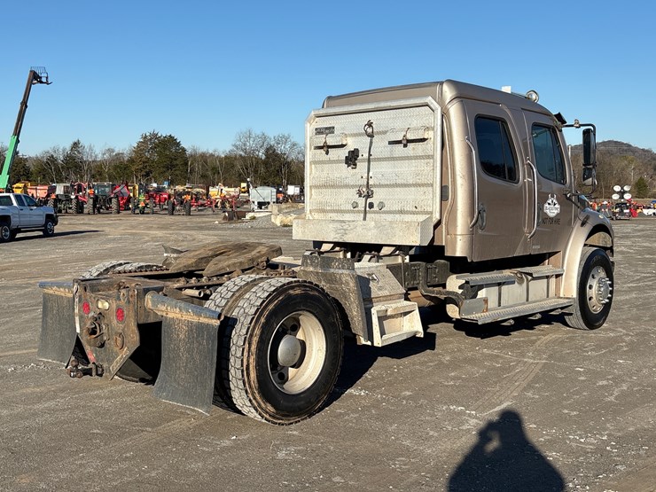 2010-freightliner-m2-106-image-5