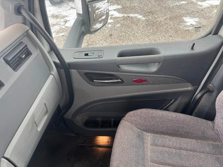 2017-peterbilt-567-image-14