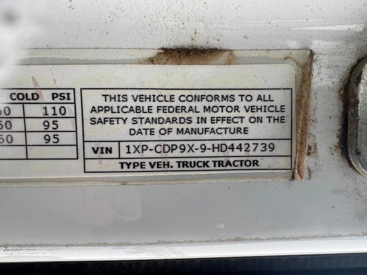 2017-peterbilt-567-image-23