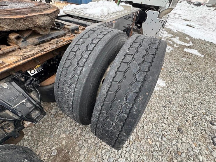 2017-peterbilt-567-image-22