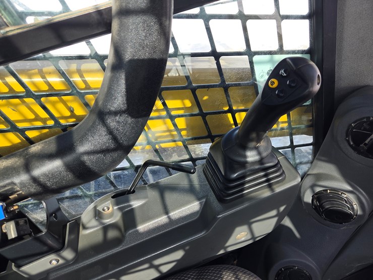 2021-caterpillar-299d3-image-41