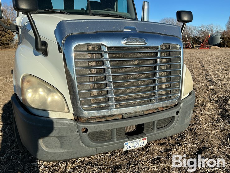 2009-freightliner-cascadia-125-image-11