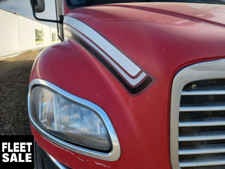 2012-freightliner-m2-106-image-30