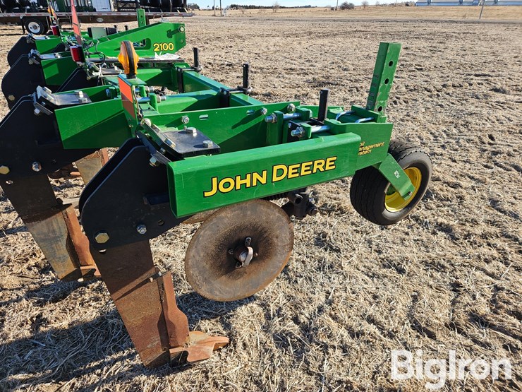 2017-john-deere-2100-image-17