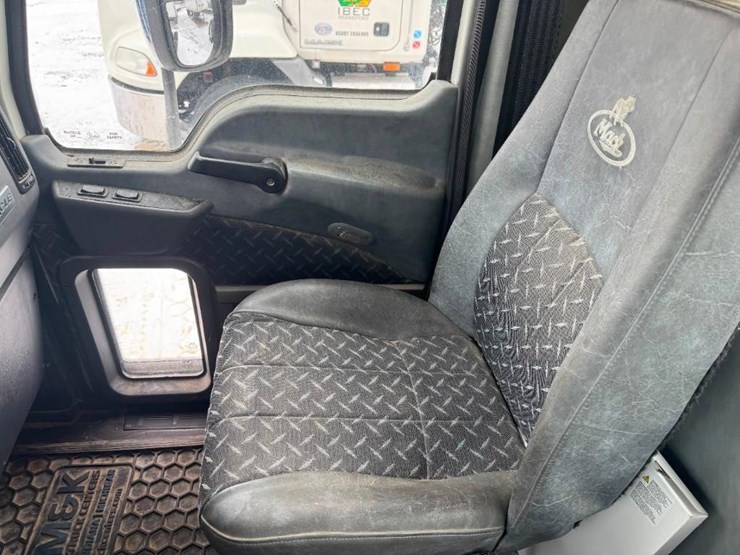 2018-mack-cxu613-day-cab-image-15