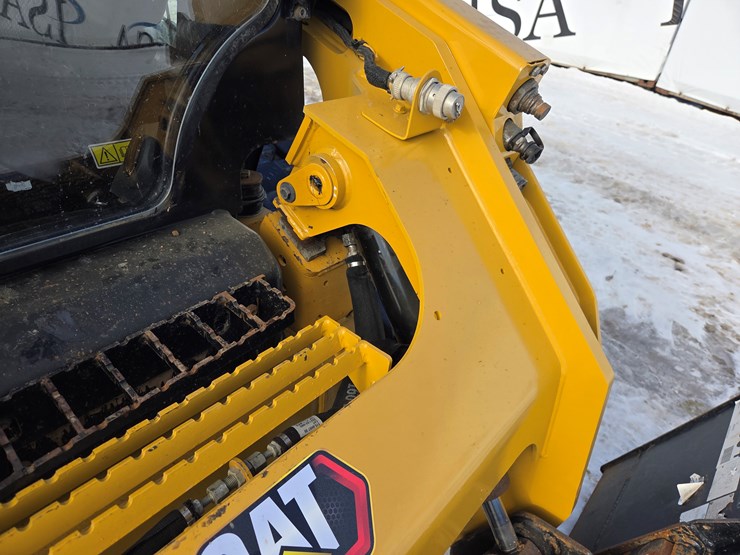 2021-caterpillar-299d3-image-15