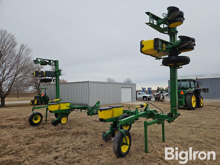 john-deere-3-pt-4/6-row-male-corn-planter-image-5