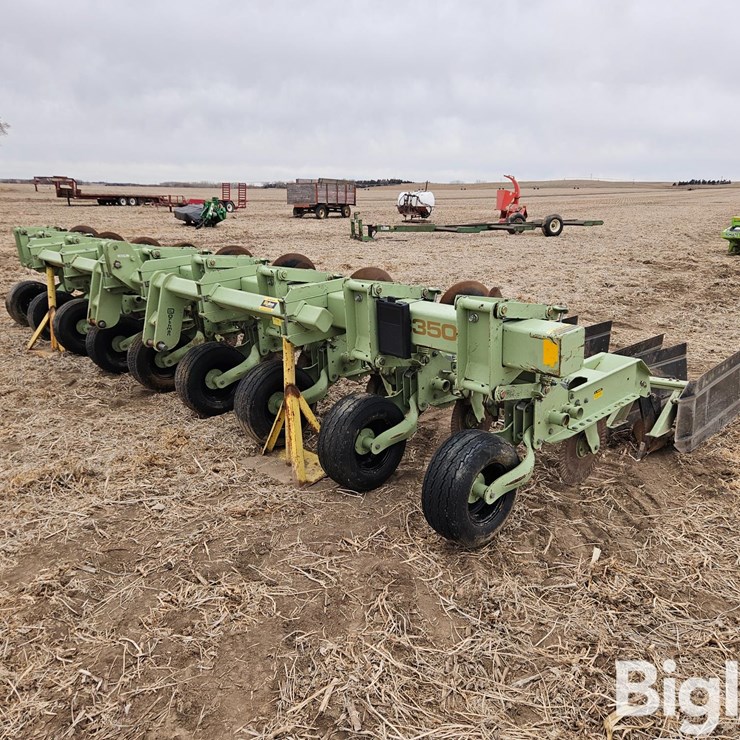 Orthman 8R30 3-Pt Cultivator/ Hiller