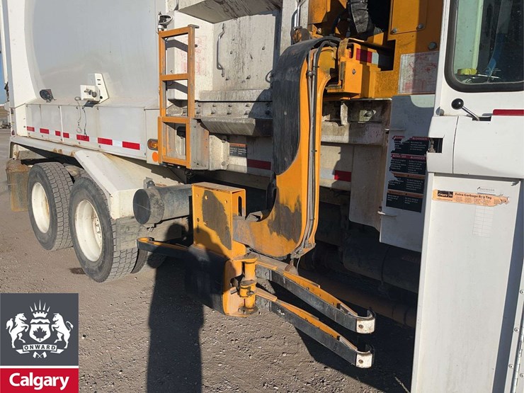 2016-freightliner-m2-106-image-21