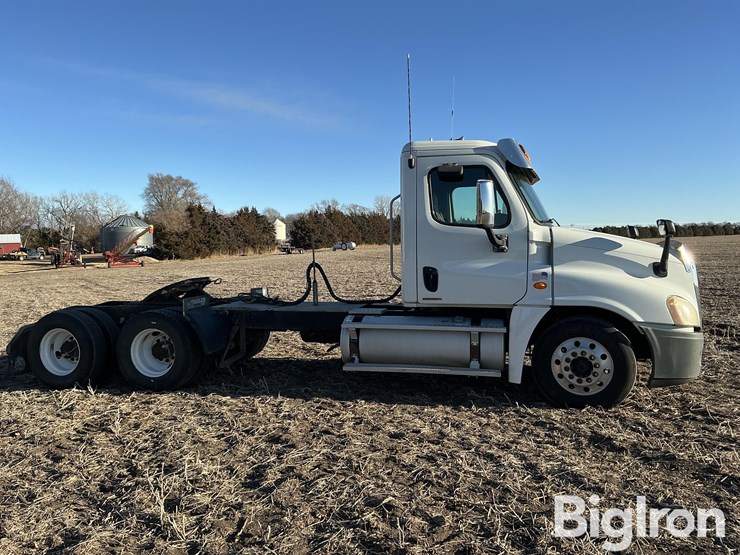 2009-freightliner-cascadia-125-image-4