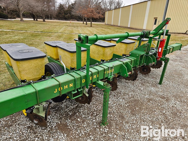 john-deere-7100-image-11