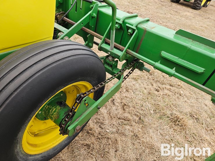 john-deere-3-pt-4/6-row-male-corn-planter-image-17