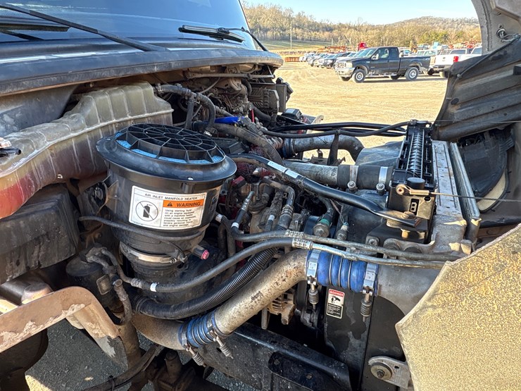 2010-freightliner-m2-106-image-13