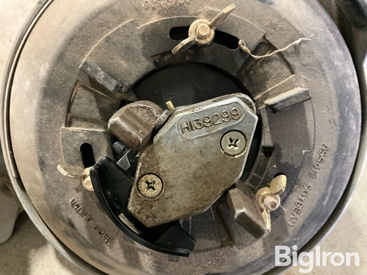 john-deere-maxemerge-planter-bean-meters-w/plates-image-16