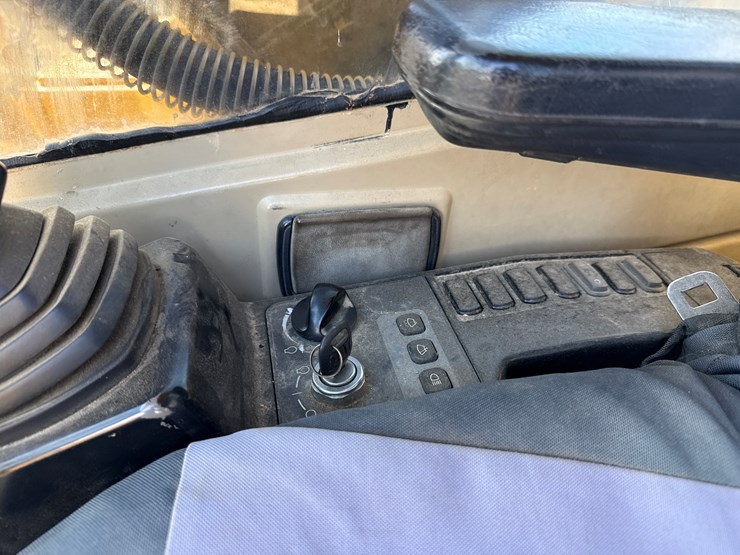 caterpillar-322-image-34