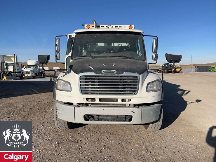 2016-freightliner-m2-106-image-8