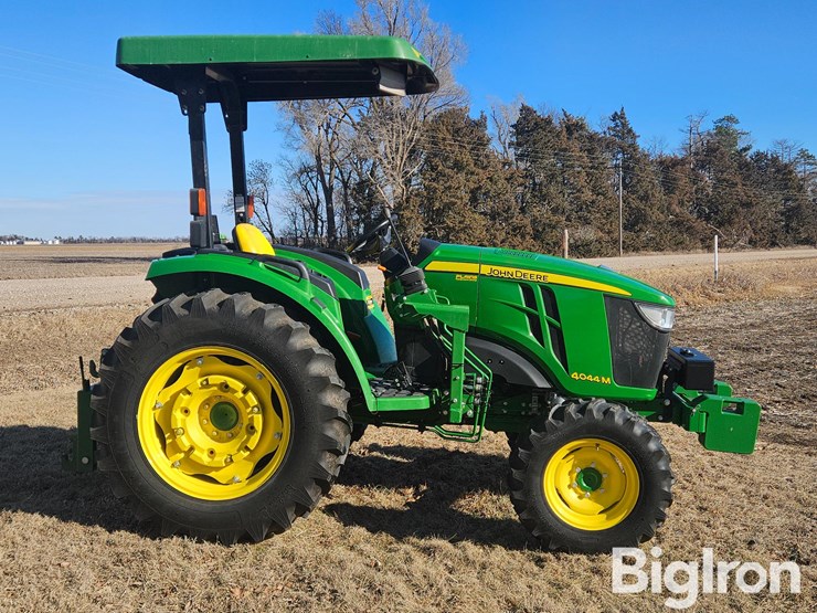 2015-john-deere-4044m-image-4